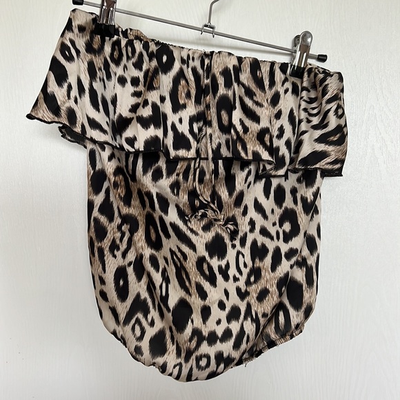 Leopard Print top with ruffle and neck tie. Size small - Picture 3 of 4